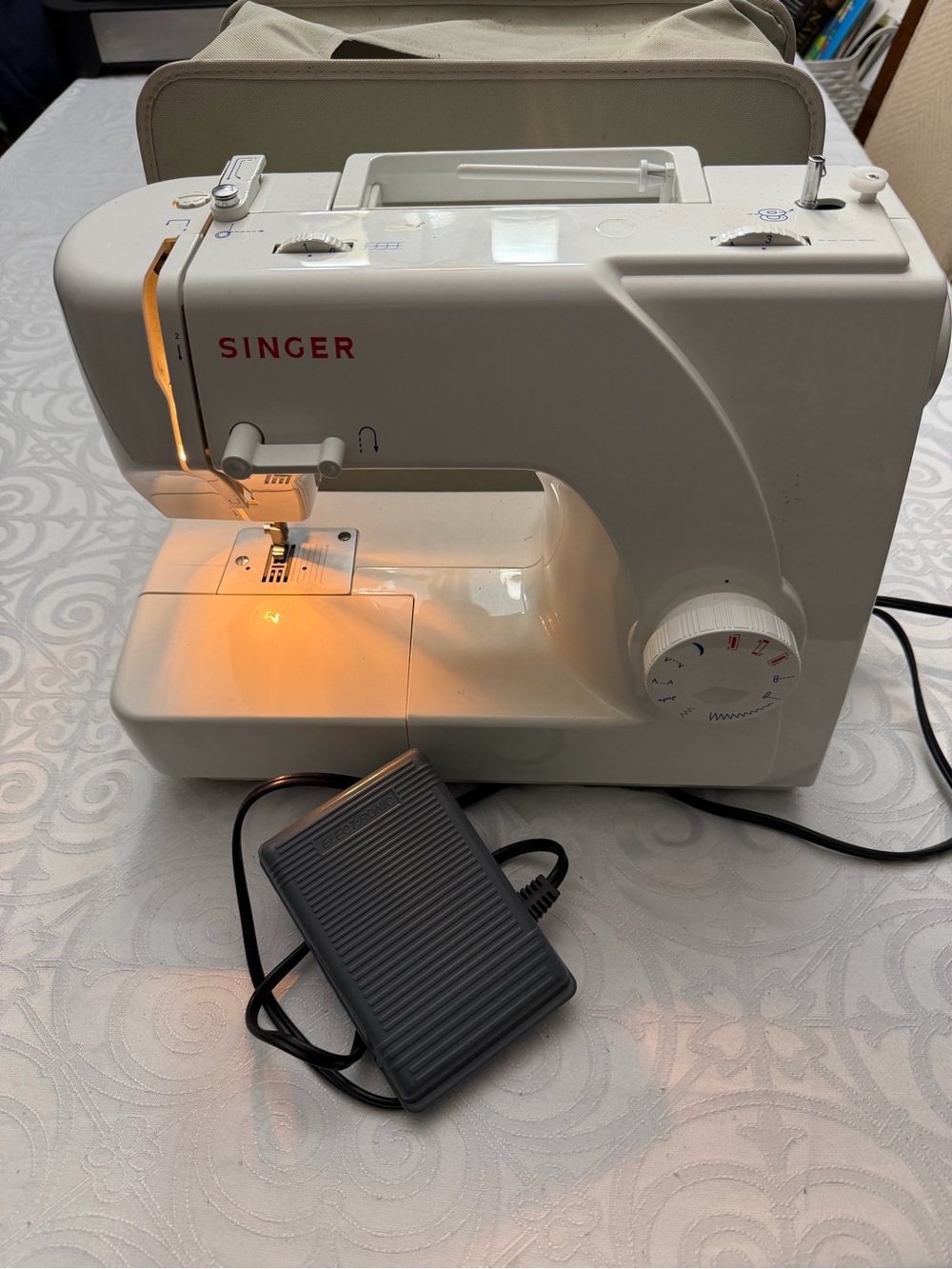 Singer Modern White Mechanical Sewing Machine Foot Pedal Model 1507